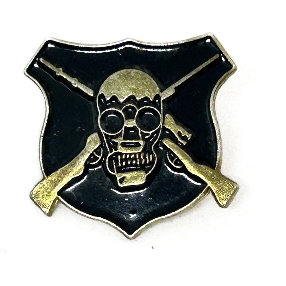 SKULL WITH CROSS RIFLES‎ ON SHIELD PIN 1" BIKER PIN